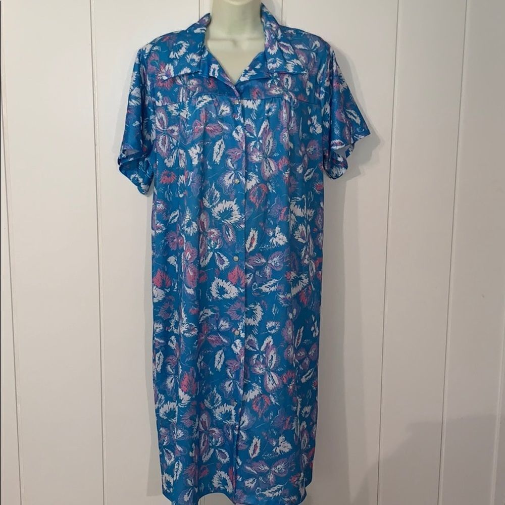 Vtg 70s Suzy polyester snap up house coat or robe‎